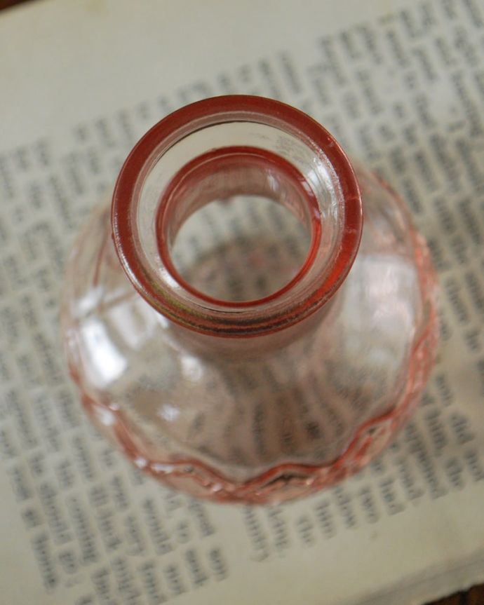 リビング雑貨　インテリア雑貨　アンティーク風のガラス雑貨、淡いピンク色が可愛いガラスの花瓶(ピンク)。上からみると･･･丸いフォルムに縦のストライプ模様がお花のようなデザインです。(n12-370p)