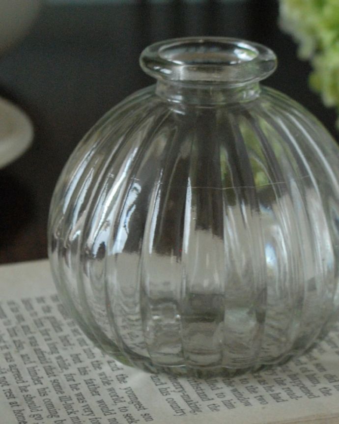 リビング雑貨　インテリア雑貨　アンティーク風のガラス雑貨、ころんとしたフォルムが可愛いガラス瓶(クリア)。アンティーク風のガラスビンぽってりとしたフォルムが可愛い、アンティーク風のガラス瓶。(n12-371c)