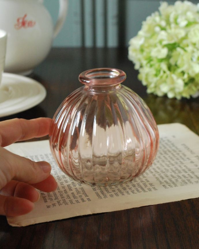 リビング雑貨　インテリア雑貨　アンティーク風のガラス雑貨、ころんとしたフォルムが可愛いガラス瓶(ピンク)。大きさはこれくらい結構、たっぷり入るサイズ。(n12-371p)