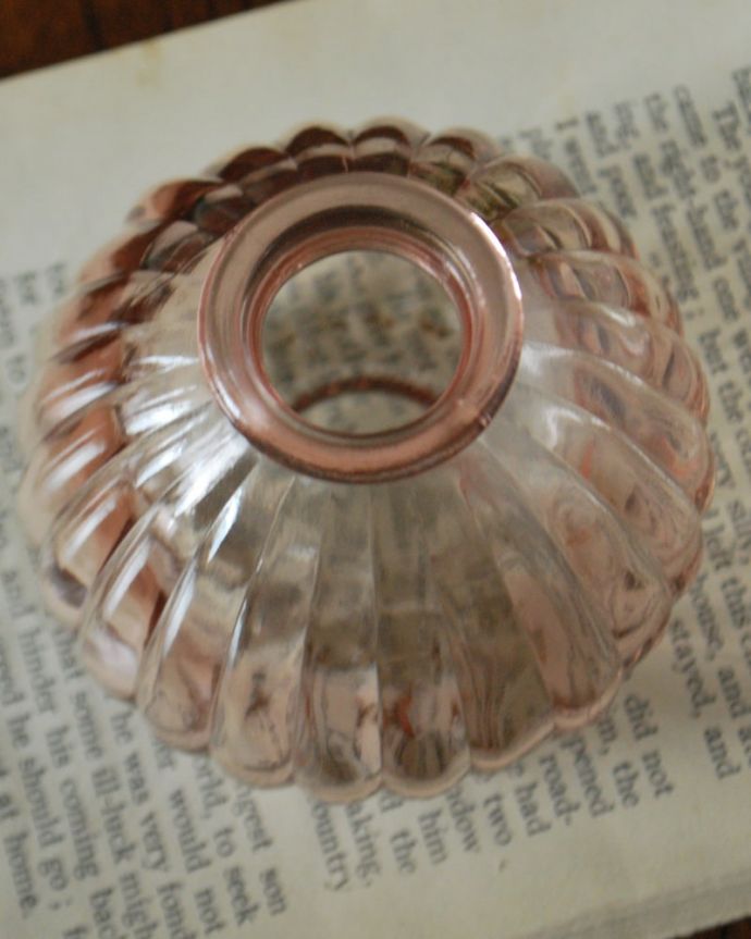 リビング雑貨　インテリア雑貨　アンティーク風のガラス雑貨、ころんとしたフォルムが可愛いガラス瓶(ピンク)。上からみると･･･丸いフォルムに縦のストライプ模様がお花のようなデザインです。(n12-371p)