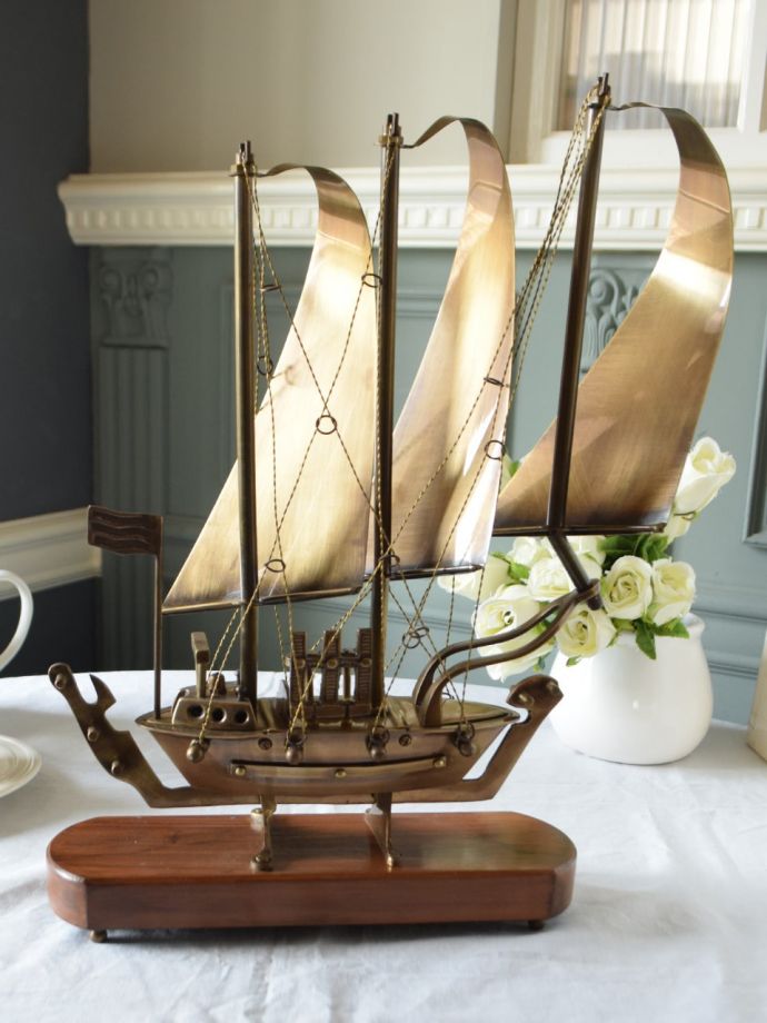 アンティーク調のおしゃれなディスプレイ雑貨、真鍮製の帆船のオブジェ