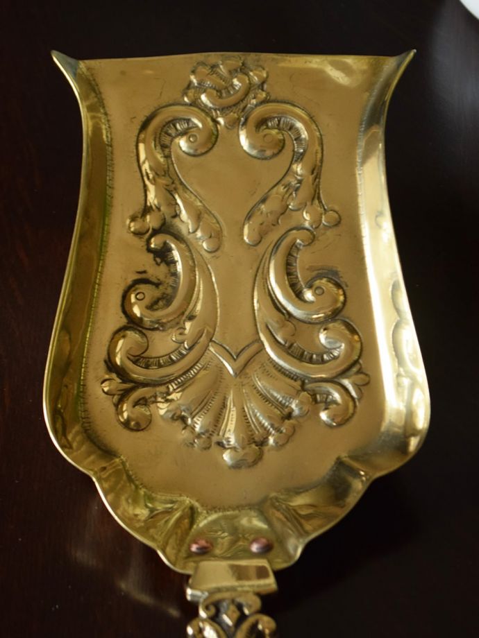 イタリアから届いたおしゃれなシャベル、真鍮製の装飾が豪華な薪ストーブ用スコップ
