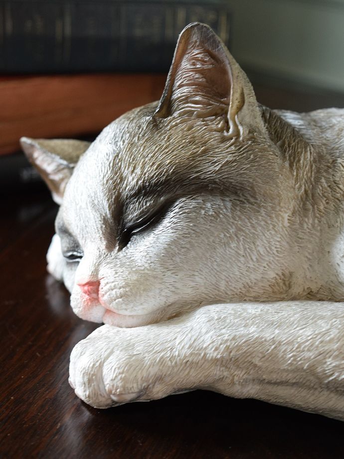 可愛い猫のディスプレイ雑貨、寝ている猫の姿に癒されるネコのオブジェ(n12-504)｜インテリア雑貨