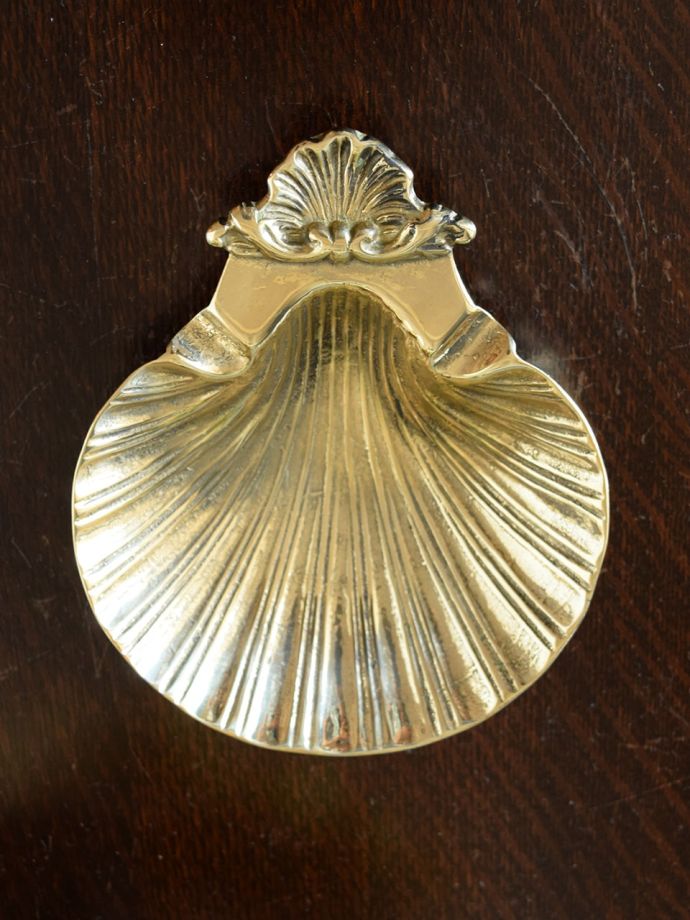 イタリアから届いたおしゃれな真鍮製のトレイ、貝殻の形が