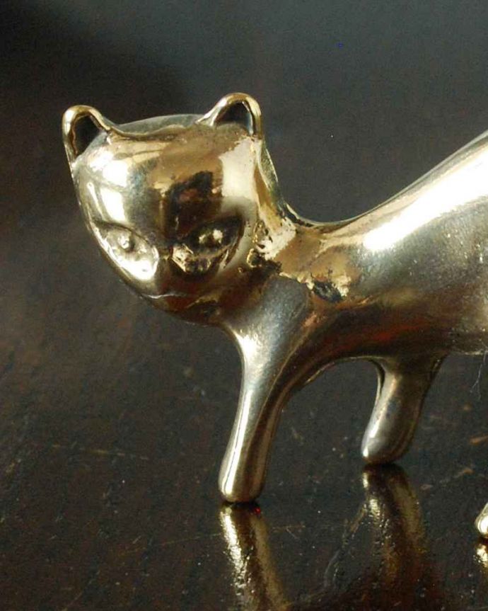 リビング雑貨　インテリア雑貨　愛らしいネコの真鍮製リングホルダー（キャット）。思わずほっこりしちゃう可愛らしさ見ているだけで思わず微笑んじゃう可愛らしさ。(n14-036)