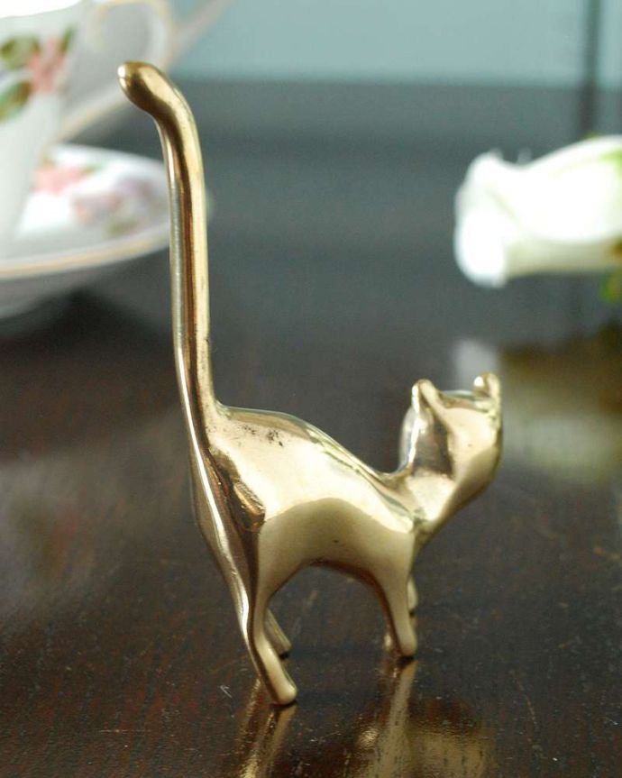 リビング雑貨　インテリア雑貨　愛らしいネコの真鍮製リングホルダー（キャット）。後姿も可愛いどこから見ても可愛い姿に癒されます。(n14-036)