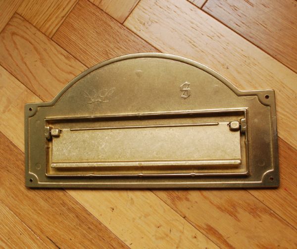 玄関雑貨　インテリア雑貨　真鍮製、郵便ポスト受け口。裏側はこんな感じです。(n15-023)