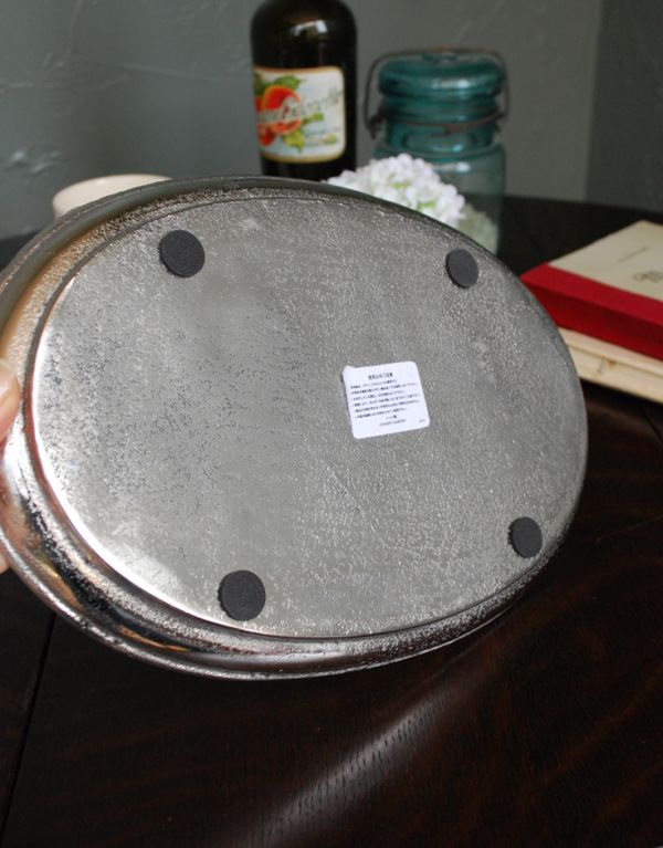 キッチン雑貨　インテリア雑貨　アンティーク風のアルミ製のブレッドプレート（トレー）。裏はこんな感じです。(n16-080)