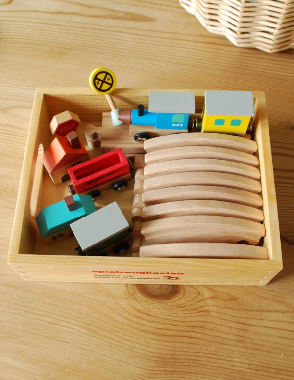 その他インテリア雑貨　インテリア雑貨　木製の汽車＆レールセット（子供のおもちゃ）。遊び終わったら、お片づけができる箱付きです。(n16-097)