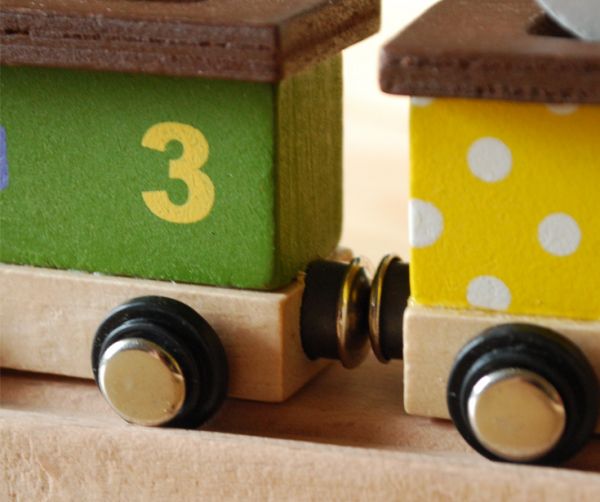 その他インテリア雑貨　インテリア雑貨　木製のアニマルトレイン（子供のおもちゃ）。連結部分は磁石で簡単にくっつけることができます。(n16-098)