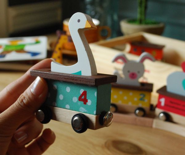その他インテリア雑貨　インテリア雑貨　木製のアニマルトレイン（子供のおもちゃ）。木製なので、手触りも優しく、長く愛用して頂けます。(n16-098)