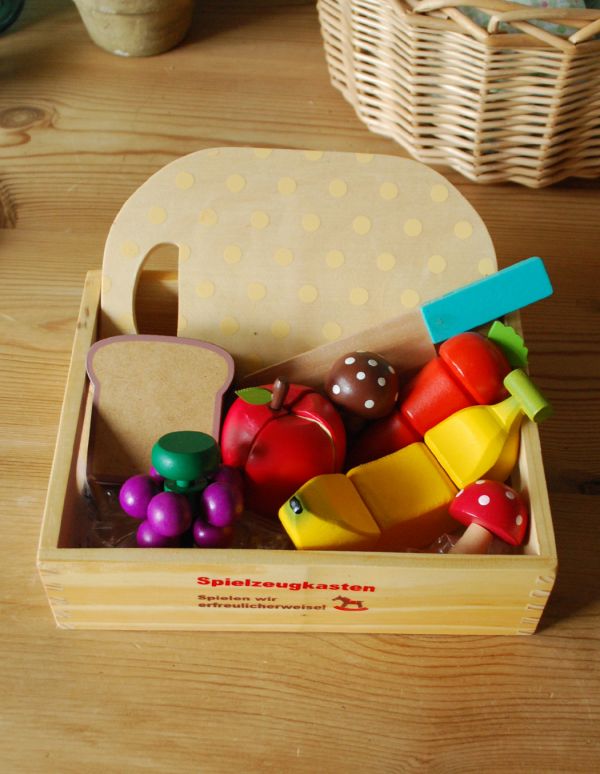 インテリア雑貨　木製のおままごとセット（子供のおもちゃ）。遊び終わったら、お片づけができる箱付きです。(n16-099)