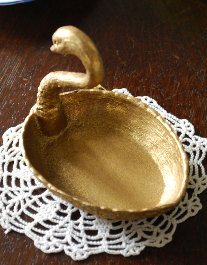 リビング雑貨　インテリア雑貨　ゴールドカラーのスワントレイ。羽がリアルに表現されているので、高級感も感じさせます。(n16-105)