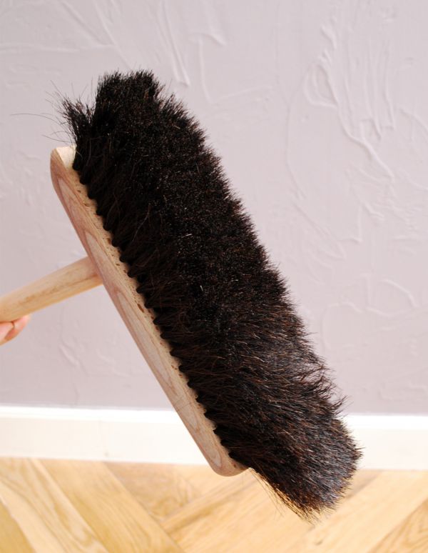 掃除・洗濯グッズ　インテリア雑貨　天然木が温かい掃除道具、お洒落なダストパンセット（チリトリとホウキ）。馬毛を使用しています。(n16-111)