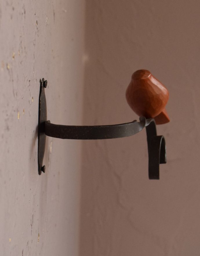 インテリア雑貨 木の小鳥が付いたアイアン製カーテンフック（右）、カーテンホルダー。小鳥が窓辺の可愛いアクセントになってくれます。(n16-119)