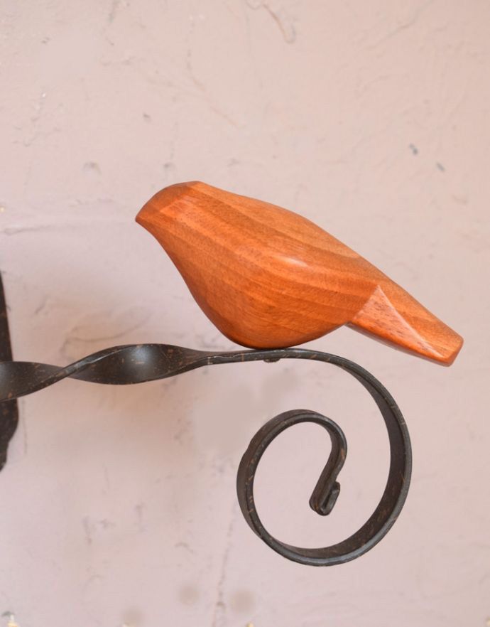 インテリア雑貨 木の小鳥が付いたアイアン製カーテンフック（右）、カーテンホルダー。天然木の風合いが温かい雰囲気です。(n16-119)