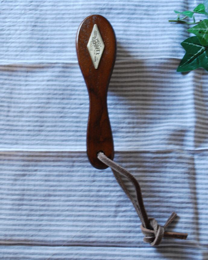 その他インテリア雑貨　インテリア雑貨　羊毛100％×天然木のブラシ。革紐が付いているので、フックに掛けてディスプレイとして飾っておくだけでも可愛いインテリアに。(n16-148)