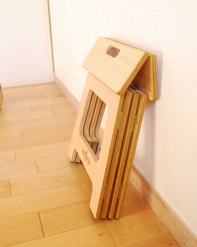アンティーク風の椅子　アンティーク風　ウッドステップスツール　M。壁に立て掛けておいたり、ちょっと空いたスペースに収納できます。(n16-151)