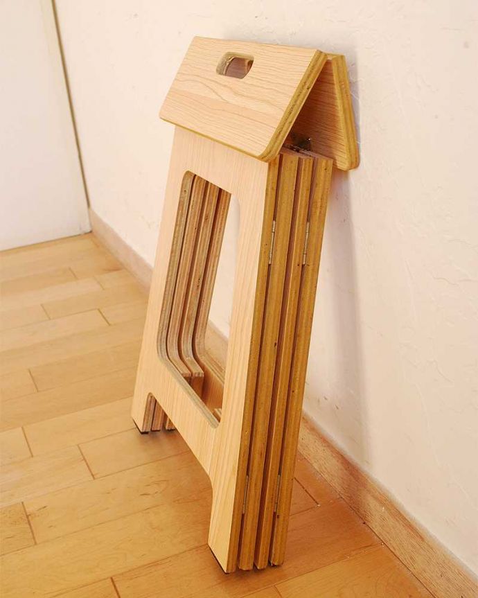 アンティーク風の椅子　インテリア雑貨　ウッドステップスツール　L。壁に立て掛けておいたり、ちょっと空いたスペースに収納できます。(n16-152)