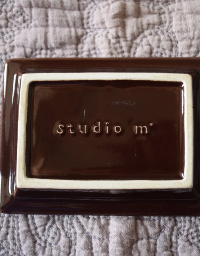 ダイニング雑貨　インテリア雑貨　STUDIO Mのキューブ パレット（チョコ）。裏にはロゴ入りです。(n18-008)