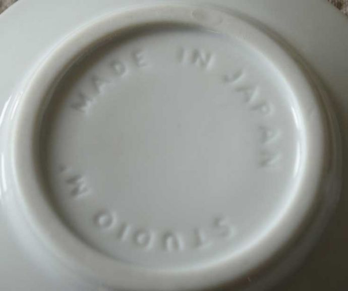 マグ・カップ＆ソーサー　インテリア雑貨　STUDIO Mのブラン マグカップ（プレート付き）。バックスタンプです。(n18-021)