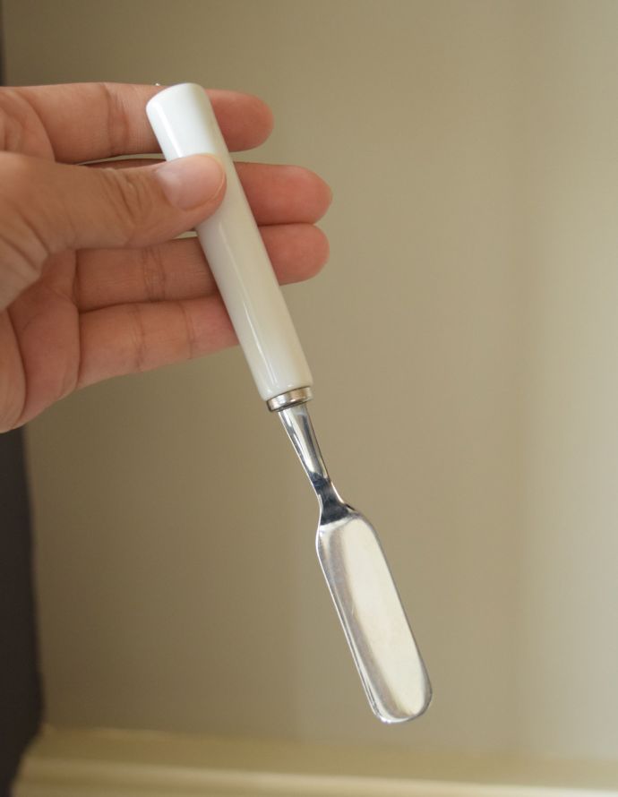 ダイニング雑貨　インテリア雑貨　ホワイト×シルバーのナチュラルなバターナイフ。白い持ち手が可愛いバターナイフです。(n18-049)