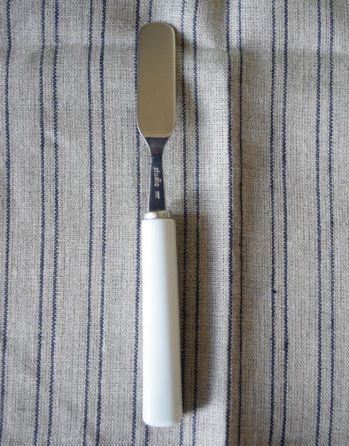ダイニング雑貨　インテリア雑貨　ホワイト×シルバーのナチュラルなバターナイフ。優しい温もりを感じられます。(n18-049)