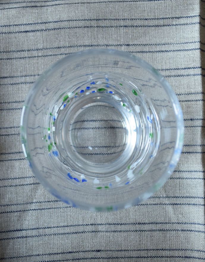ダイニング雑貨　インテリア雑貨　波に揺れるようなデザインがオシャレなクリアガラスのグラス。普段使いにぴったりの使いやすいサイズです。(n18-089)