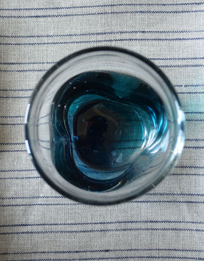 ダイニング雑貨　インテリア雑貨　海のような深いブルーのクリアガラスのグラス。普段使いにぴったりの使いやすいサイズです。(n18-090)