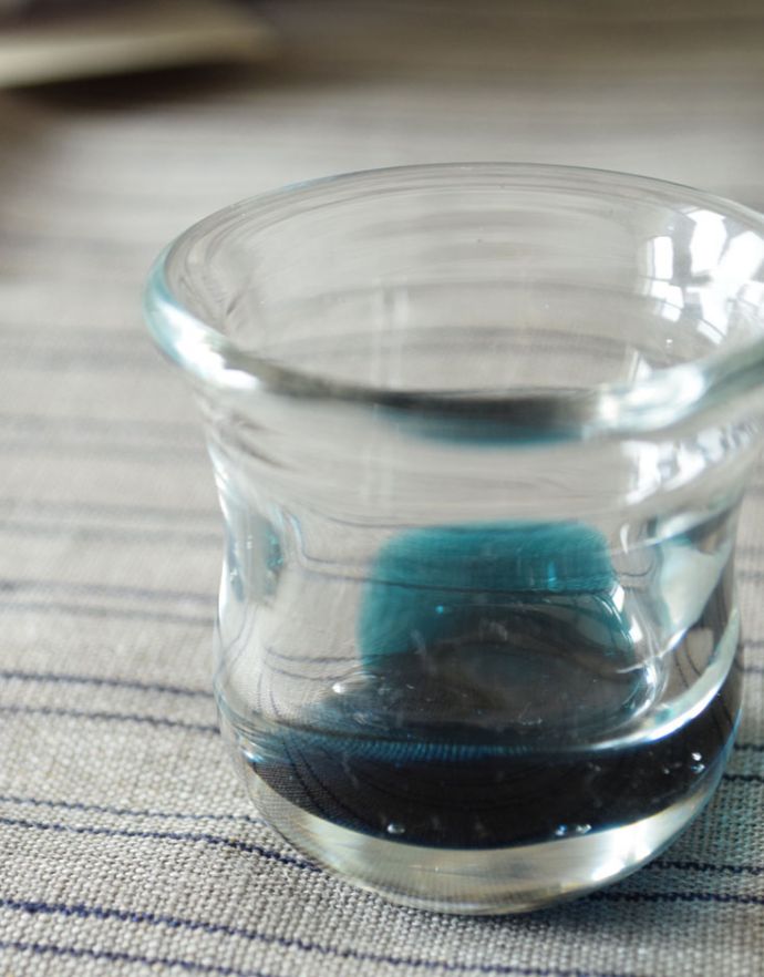 ダイニング雑貨　インテリア雑貨　海のような深いブルーのクリアガラスのミニグラス（お猪口）。厚みのあるガラスに色鮮やかなブルーが美しいミニグラスです。(n18-096)