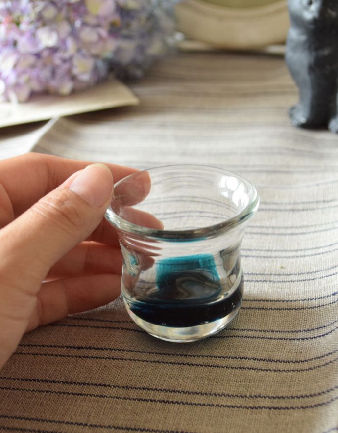 ダイニング雑貨　インテリア雑貨　海のような深いブルーのクリアガラスのミニグラス（お猪口）。可愛いミニサイズです。(n18-096)