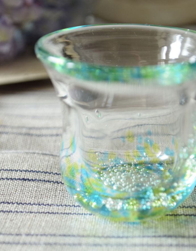 ダイニング雑貨　インテリア雑貨　サイダーのようにさわやかなミニグラス（お猪口）。さわやかな気泡の入った透明感のあるイエローとブルーのミニグラスです。(n18-097)