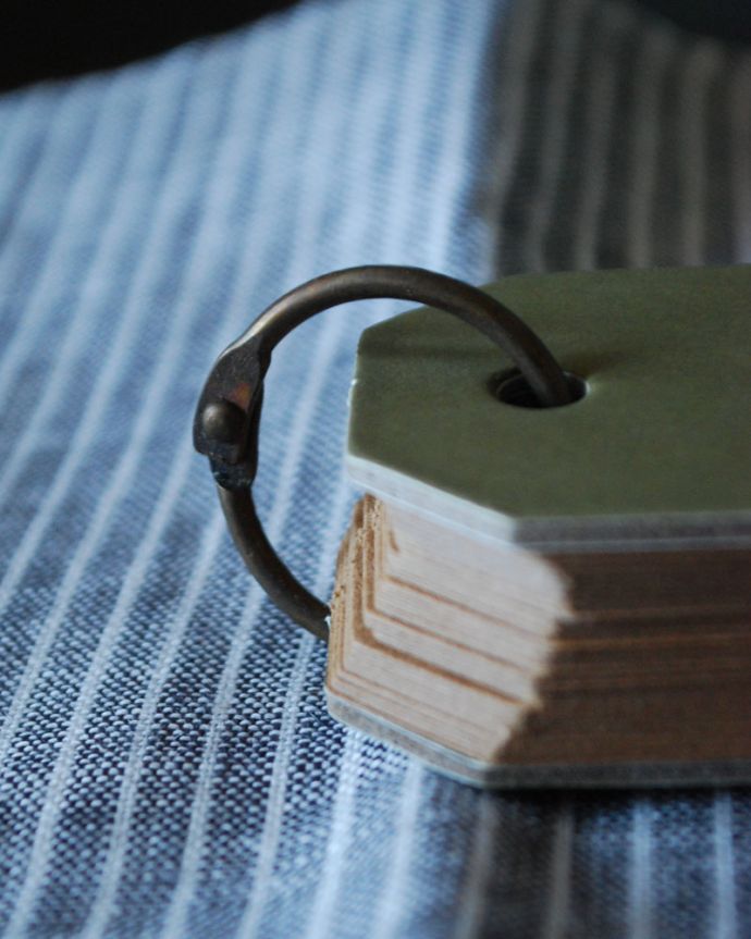 書斎（デスク）雑貨　インテリア雑貨　オシャレなリング式の単語カード（グリーン）メッセージカード。アンティーク風のオシャレなリングです。(n18-118)