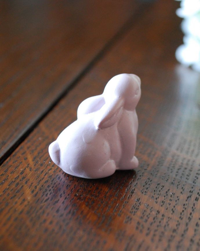 ディスプレイ雑貨　インテリア雑貨　うさぎオブジェB。後ろ姿も可愛いウサギのオブジェです。(n18-230)