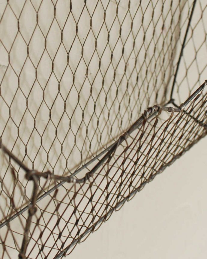 壁に付ける小さなインテリア　インテリア雑貨　fog ウォールバスケット。細かい網目の、ナチュラルで可愛いバスケット。(n18-234)