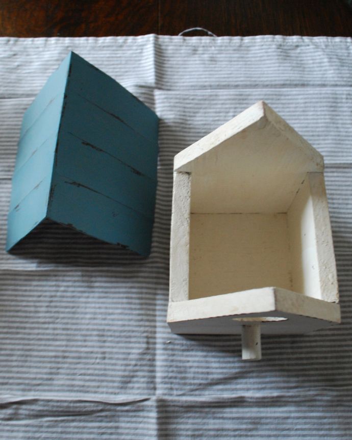 リビング雑貨　インテリア雑貨　バードハウス型小物入れ、お庭のデコレーションにもオススメ（小鳥の巣箱）。屋根が外れる様になっています。(n18-254)