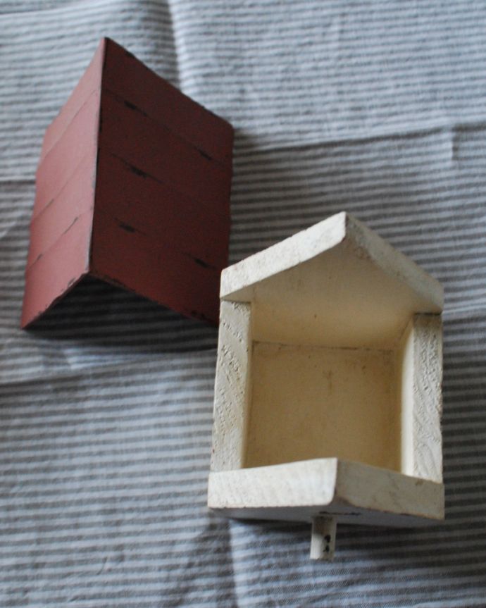リビング雑貨　インテリア雑貨　バードハウス型小物入れ　小鳥の巣箱　お庭のデコレーションにもオススメ。屋根が外れる様になっています。(n18-255)