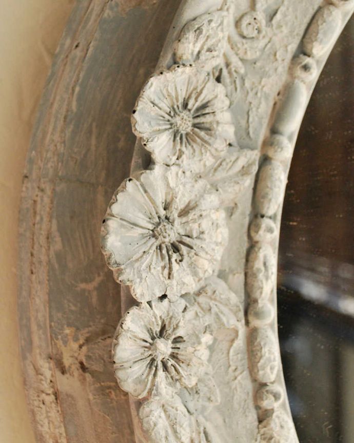 ミラー・時計　インテリア雑貨　お花の装飾が美しいアンティーク調のウォールミラー。アンティーク風仕上げのデザインはすんなりお部屋に馴染みます。(n18-258)