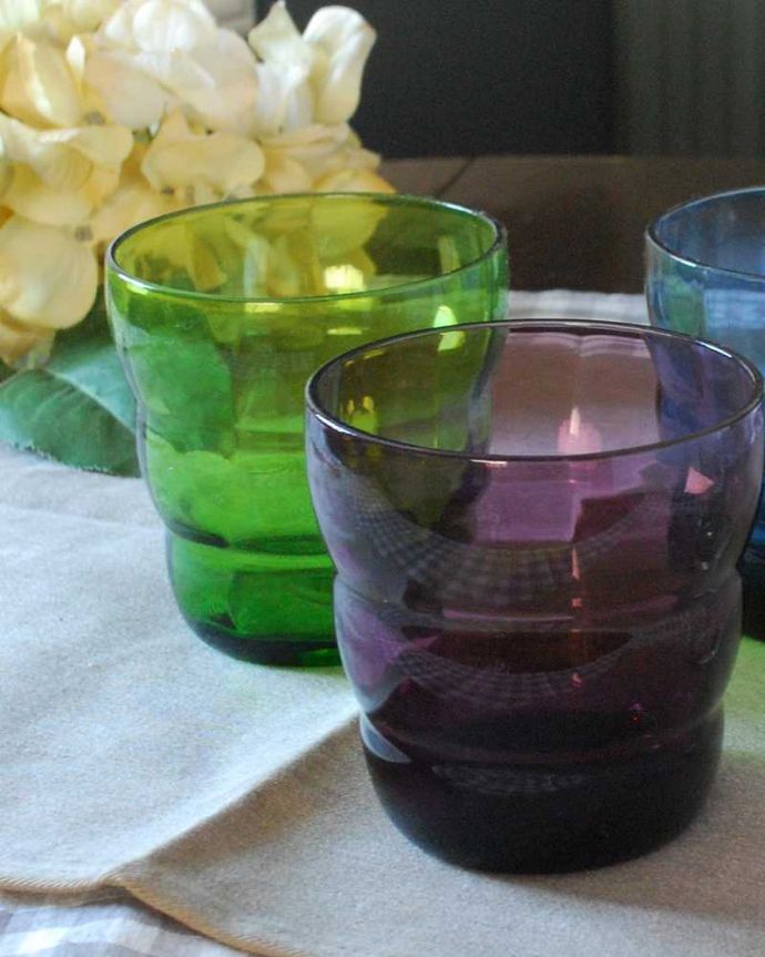 ダイニング雑貨　インテリア雑貨　ガラスのように透明感のあるコップ4個セット。テーブルを華やかに彩ってくれます。(n18-272)