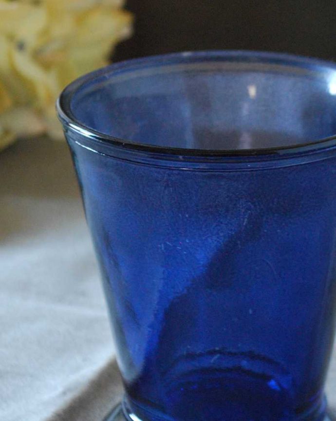 グラス・タンブラー　インテリア雑貨　青いガラスグラス。飲み物がたっぷり入るグラス。(n18-276)