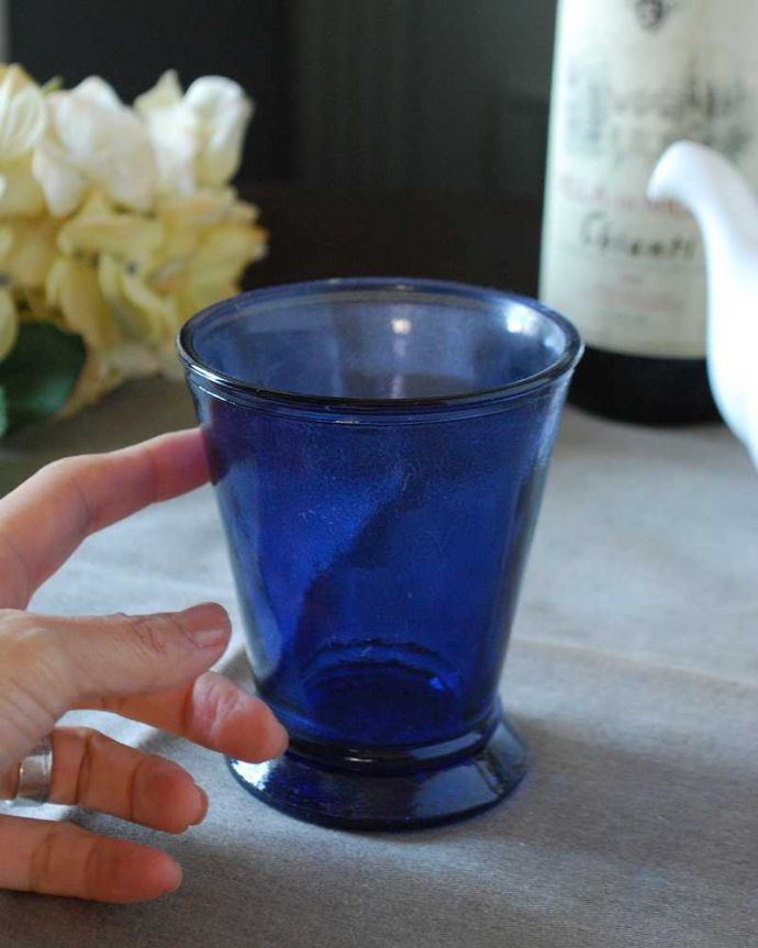 グラス・タンブラー　インテリア雑貨　青いガラスグラス。手に収まる丁度いいサイズ感です。(n18-276)