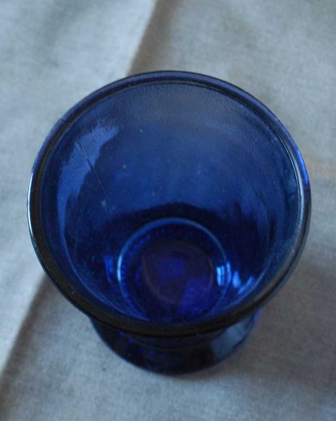 グラス・タンブラー　インテリア雑貨　青いガラスグラス。上から見るとこんな感じです。(n18-276)