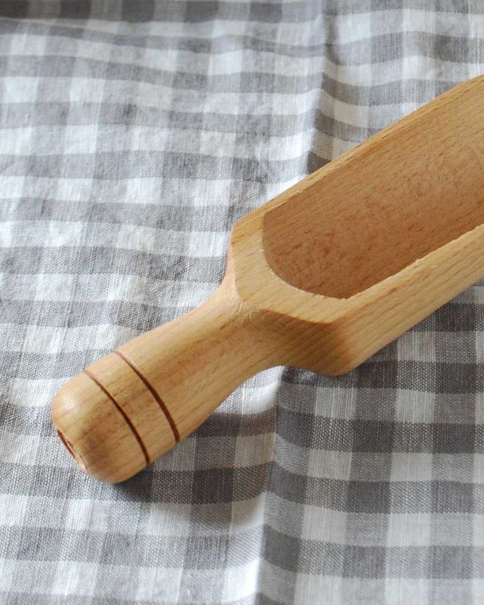 ダイニング雑貨　インテリア雑貨　木製のシュガースコップ。ぬくもり感のある木のスコップスプーンです。(n18-294)
