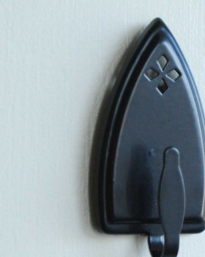 キッチン雑貨　インテリア雑貨　アイロンの形をした可愛いマグネットフック。デスクまわりのクリップなどを掛けておくのにもピッタリです。(n18-296)