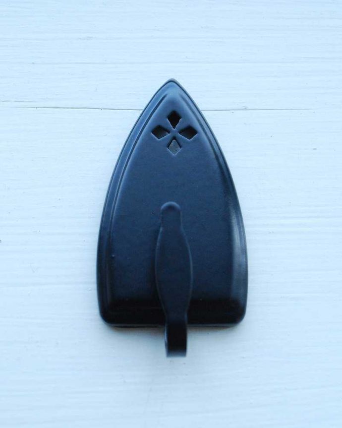 キッチン雑貨　インテリア雑貨　アイロンの形をした可愛いマグネットフック。フレンチスタイルのアイロンを小さくしたデザインです。(n18-296)