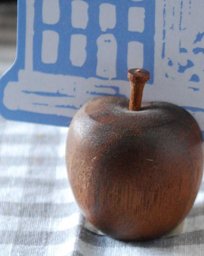 リビング雑貨　インテリア雑貨　ウォールナット材のりんごが可愛いメッセージホルダー（カードホルダー）。ハガキや写真、名刺やショップカードを入れて可愛く使って下さい。(n18-315)