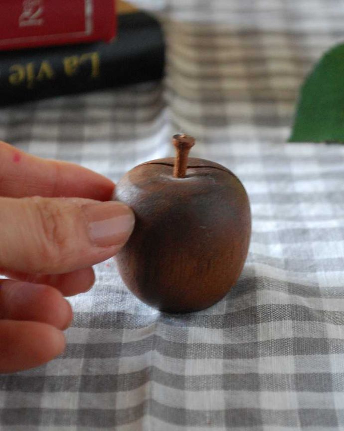 リビング雑貨　インテリア雑貨　ウォールナット材のりんごが可愛いメッセージホルダー（カードホルダー）。大きさはコレくらいです。(n18-315)