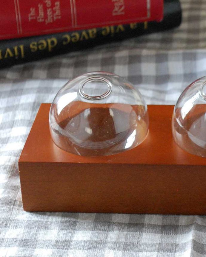 リビング雑貨　インテリア雑貨　木製スタンド付きガラスボール3つセット。コロンとした丸いガラスのフラワーベースです。(n18-327)