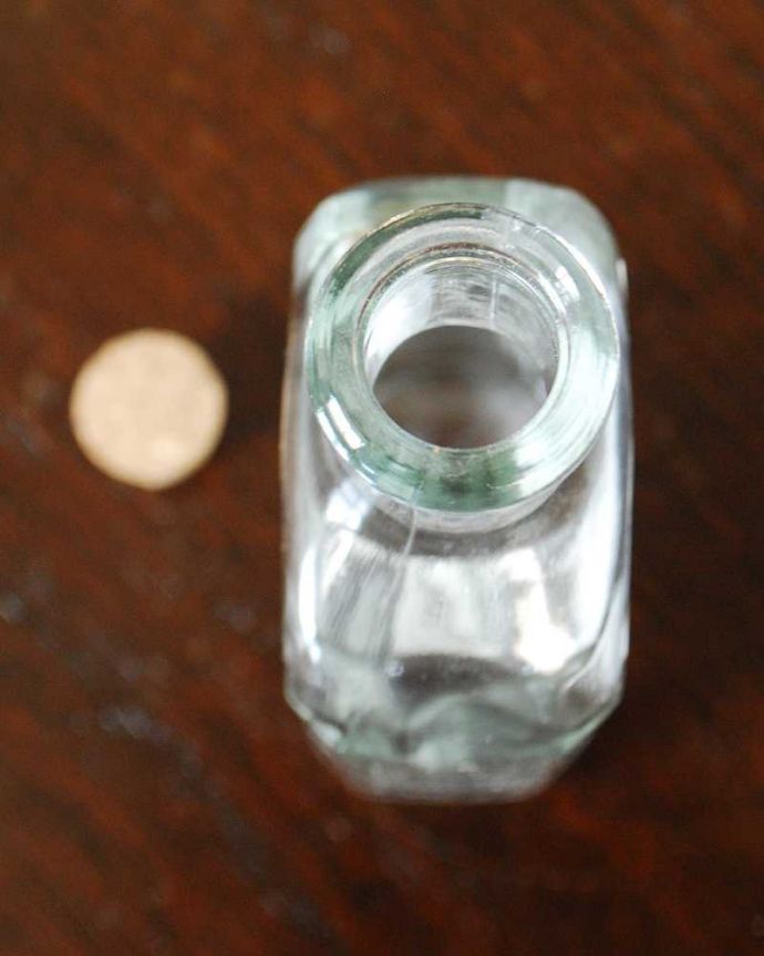 リビング雑貨　インテリア雑貨　コルク付きのアンティーク風ボトル（SAVON）。中が見えるガラスボトルなので、使い勝手は色々です。(n18-339)