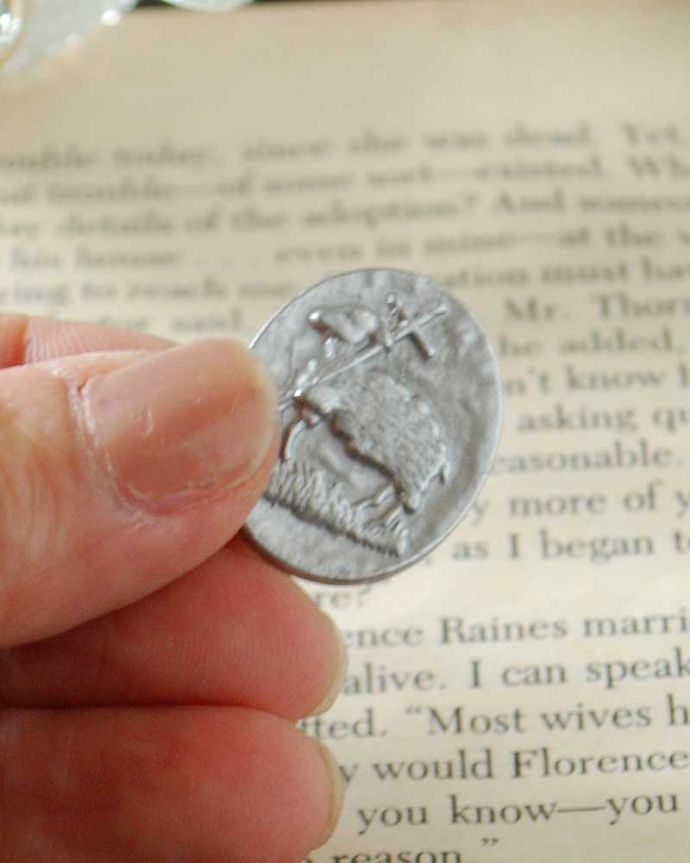 リビング雑貨　インテリア雑貨　幸せを運んできてくれる小さな羊のコイン。サイズはこれくらいです。(n18-382)